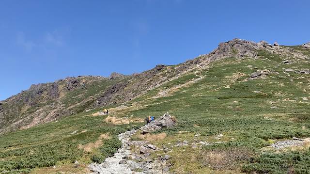 五合目付近より早池峰山を見上げる
