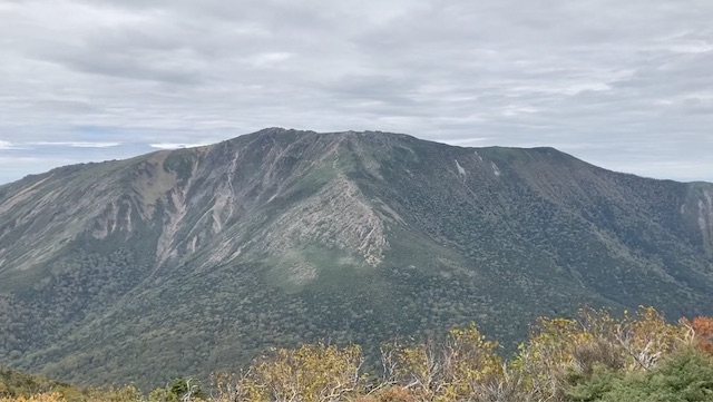 薬師岳から見た早池峰山