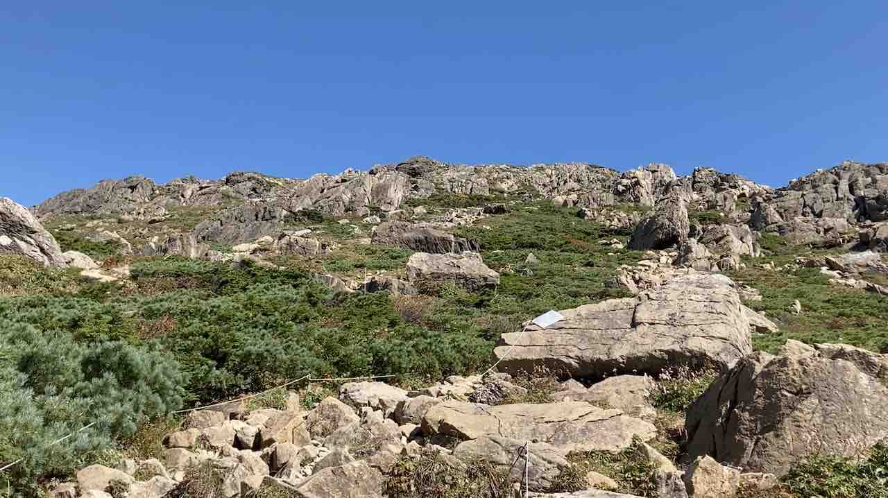 一合目から早池峰山を見上げる
