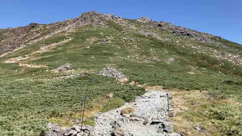 一合目から早池峰山を見上げる