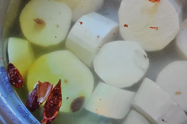 きんとんをくちなしの実とともに茹でる