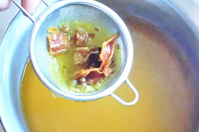さつまいもとくちなしの実の茹で汁