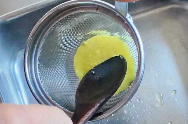 さつまいもを裏ごしする