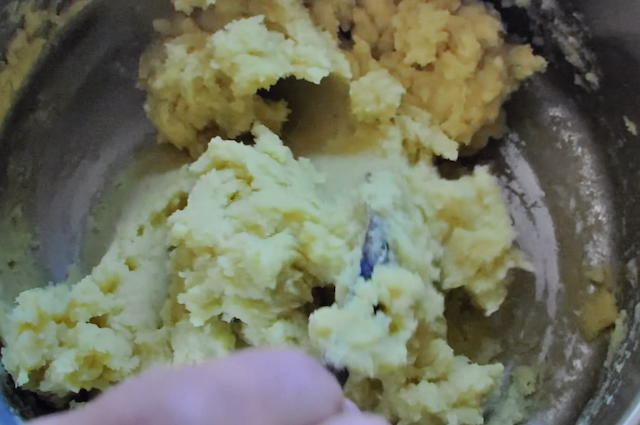裏ごししたさつまいもを鍋で温めながら甘味をくわえる