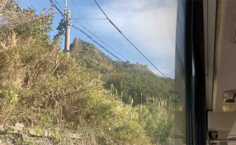 バスの車窓から見た伊予ヶ岳