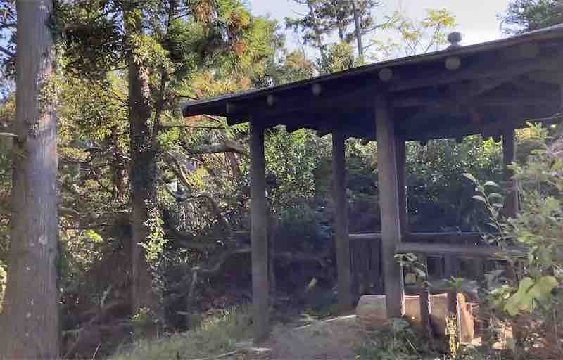 伊予ヶ岳登山道の東屋