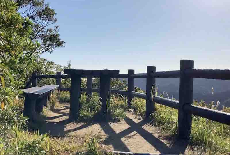 伊予ヶ岳登山道の休憩ベンチ
