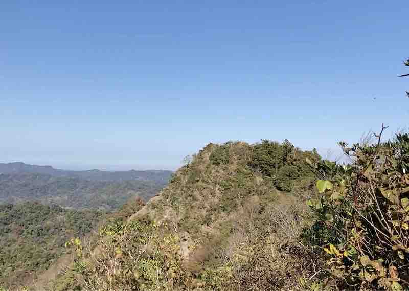 伊予ヶ岳山頂から北峰を臨む