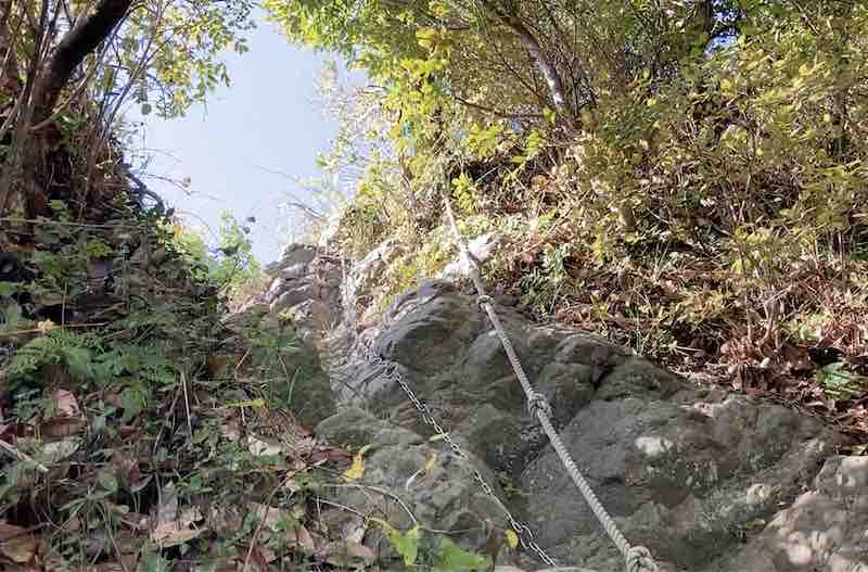 伊予ヶ岳北峰直下の岩場