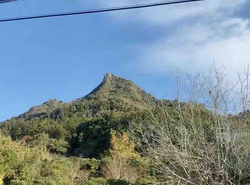 バスの窓から見る伊予ヶ岳