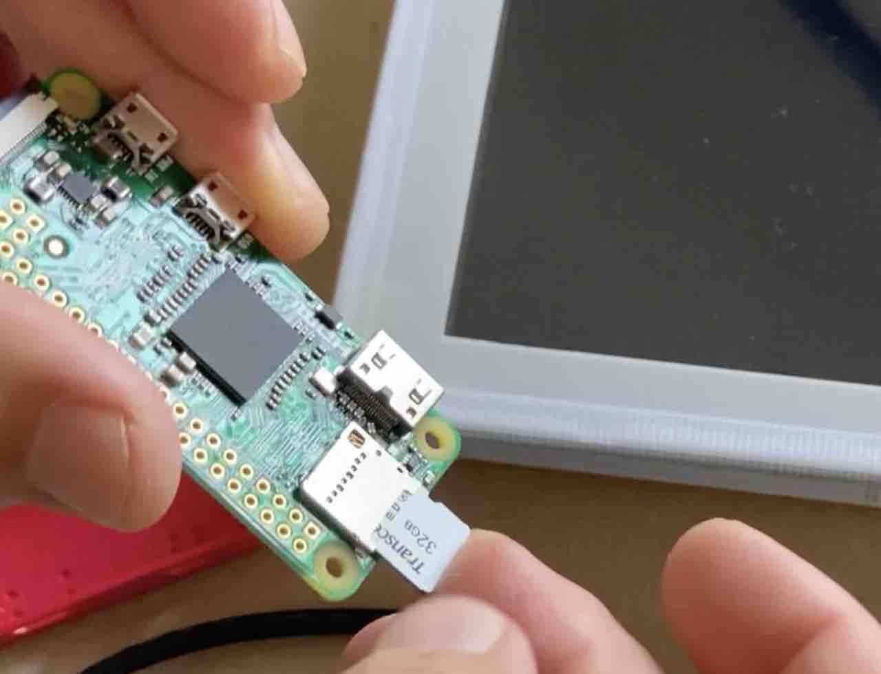 RetroPiの入ったマイクロSDカードをラズパイに差し込む
